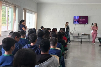 Escola Antônio Ferreira promove palestra sobre prevenção e gravidez na adolescência