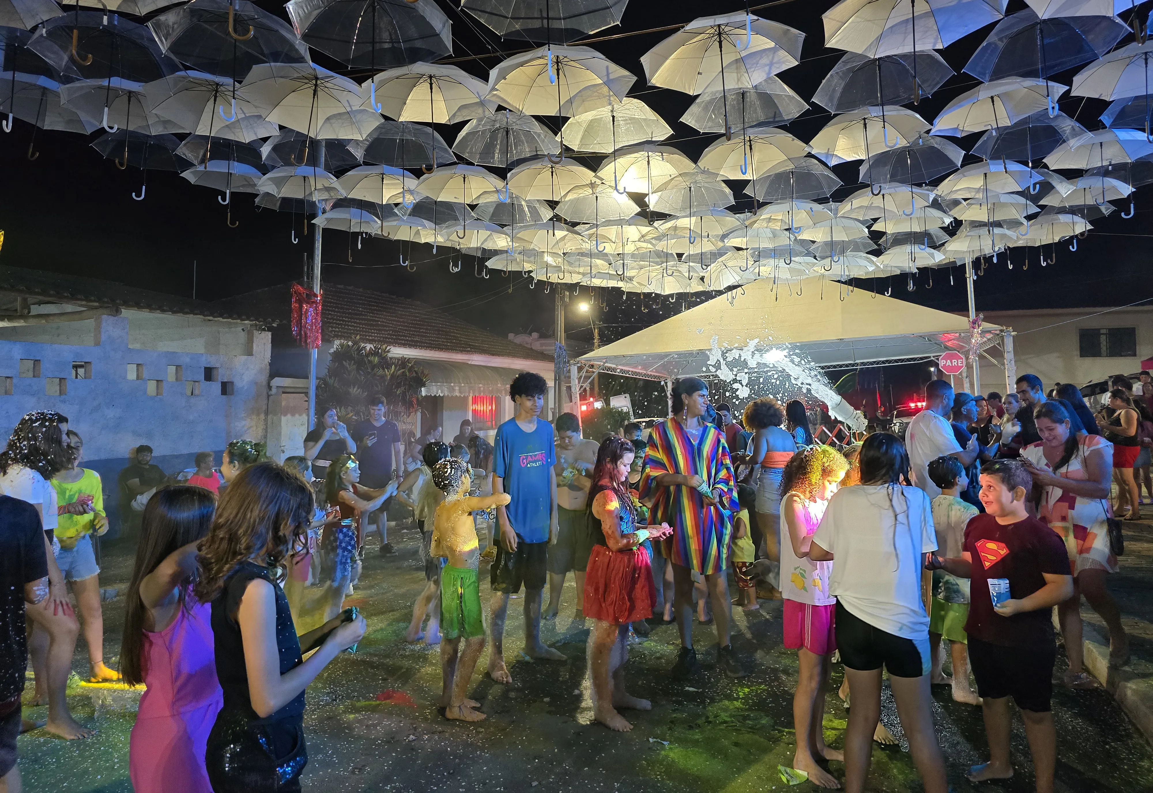 Carnaval de Albertina encerra com Festa Neon, caminhão pipa e Sambamore na praça