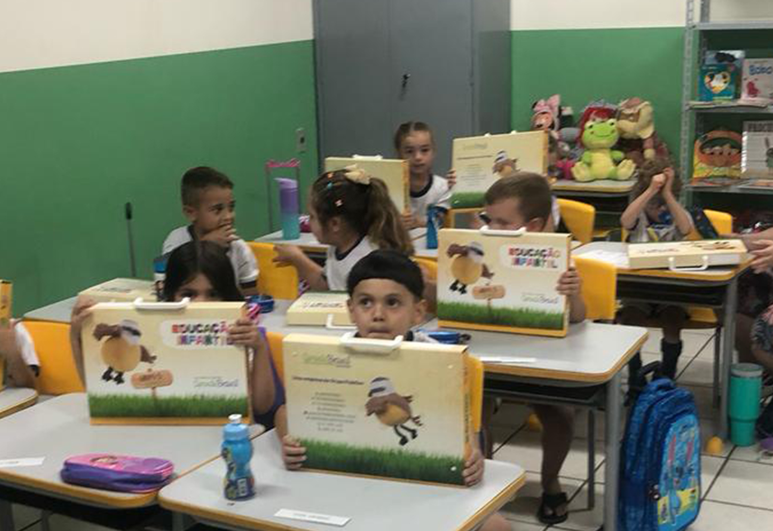 Entrega de Apostilas na Pré-Escola Luzia Sanches Diniz: Mais Qualidade na Educação Infantil