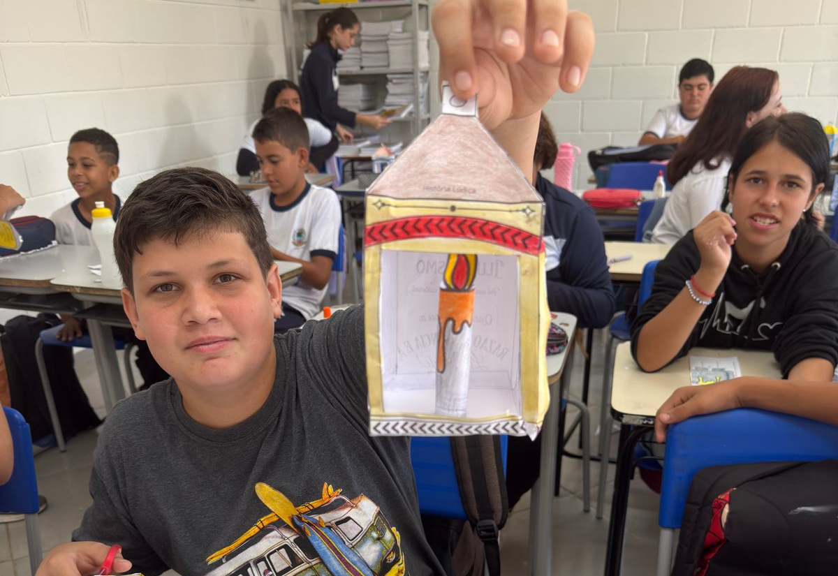 Iluminando o Conhecimento: Alunos dos 8º Anos Constroem a Lamparina do Iluminismo