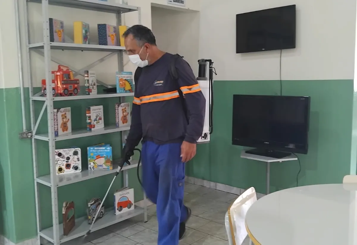 Dedetização nas escolas e na creche reforça cuidado com a saúde no recesso de Carnaval