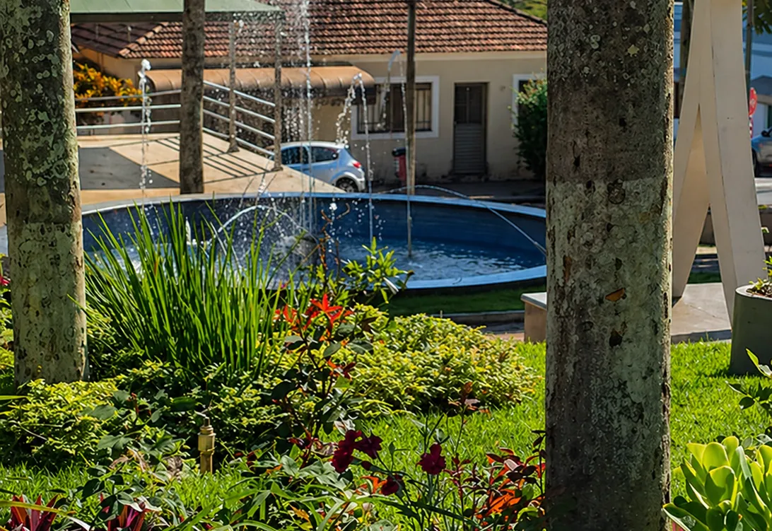 Praça Central recebe cuidados que valorizam a convivência e os espaços públicos de Albertina