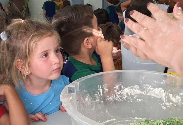 Criatividade em ação: crianças da rede municipal aprendem e se divertem com massinhas durante a Semana das Crianças