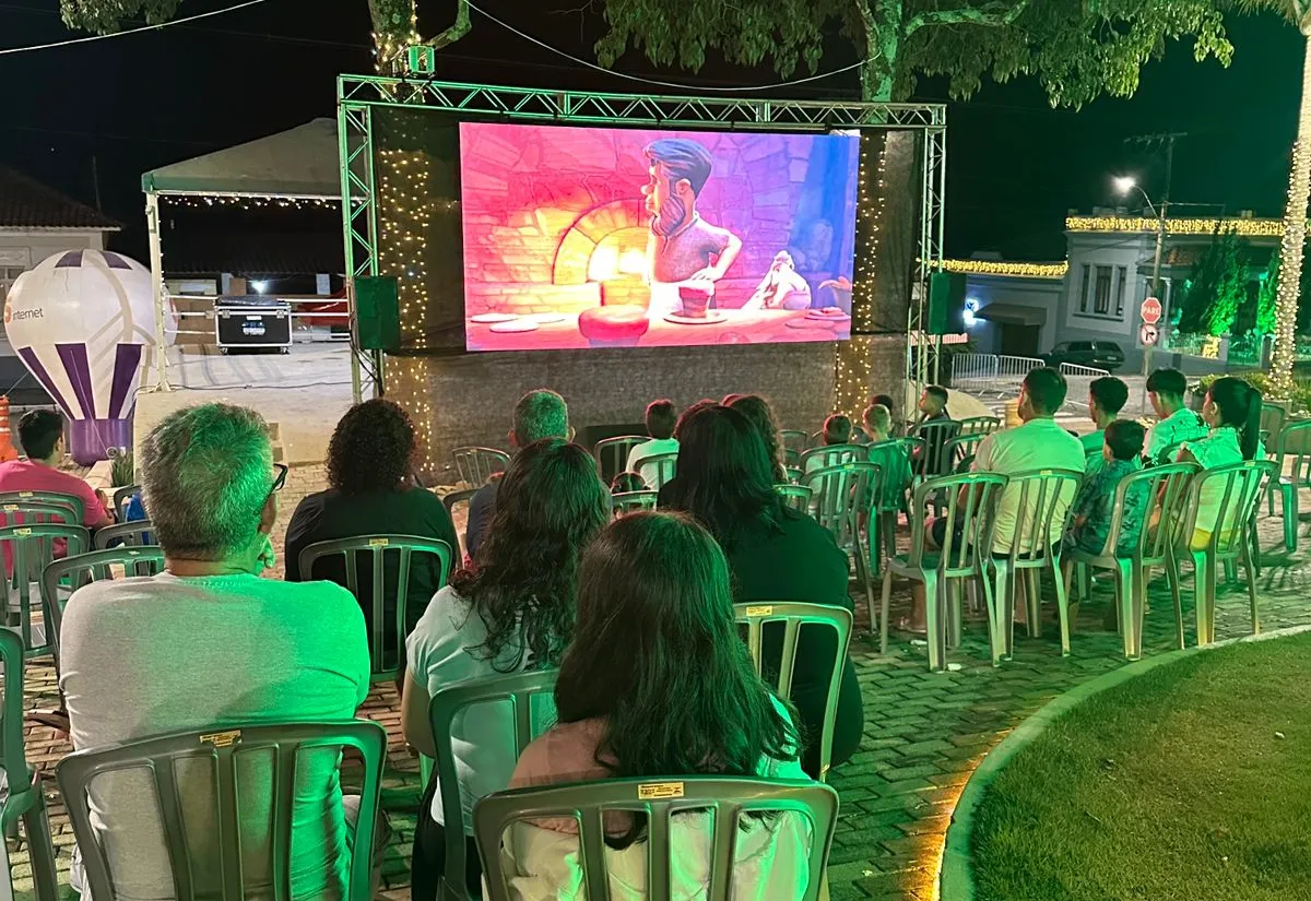 Praça Central vira cinema a céu aberto e transforma a noite em memória no Festival de Natal Albertina de Luz 2025