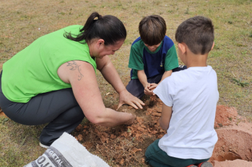 Foto - Plantio de Árvores  (Dia da Árvore | Escola Antonio Ferreira)