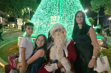 Foto relacionada - Albertina de Luz: primeira noite do Festival Natal de Luz enche a praça de emoção e esperança