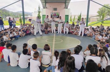 Foto - Capoeira Transforma Semana da Consciência Negra na Escola Antônio Ferreira