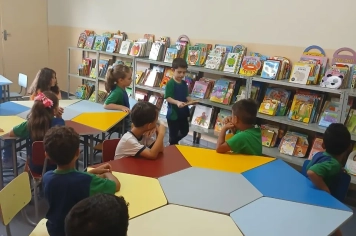 Foto relacionada - Turma do Pré II embarca em viagem pela leitura e transforma a biblioteca em mundo inteiro
