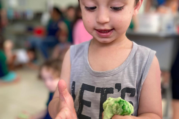 Foto - Mãos que criam: alunos da Creche e da Pré-Escola se divertem com massinhas coloridas