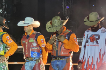 Foto - Tradição e fé embalaram o segundo dia do rodeio