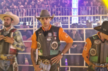 Foto - Abertura do 29º Rodeio leva emoção e espetáculo à arena!