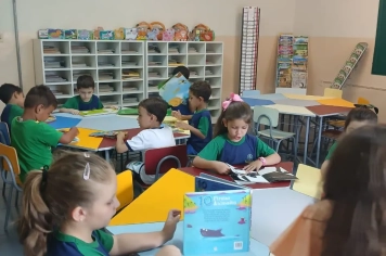 Foto relacionada - Turma do Pré II embarca em viagem pela leitura e transforma a biblioteca em mundo inteiro