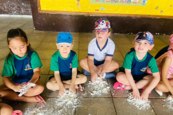 Foto - Mãos que criam: alunos da Creche e da Pré-Escola se divertem com massinhas coloridas