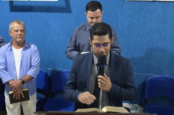 Foto relacionada - Terceiro dia da 8ª Semana Evangélica reúne fiéis na Igreja Resgatando Vidas em noite de oração e renovação