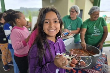 Foto - Churrasco na Escola Municipal Antonio Ferreira