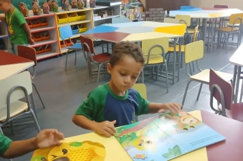 Foto relacionada - Turma do Pré II embarca em viagem pela leitura e transforma a biblioteca em mundo inteiro