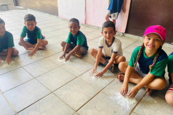 Foto - Mãos que criam: alunos da Creche e da Pré-Escola se divertem com massinhas coloridas