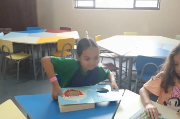 Foto relacionada - Turma do Pré II embarca em viagem pela leitura e transforma a biblioteca em mundo inteiro