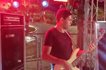 Foto relacionada - Carnaval de Albertina encerra com Festa Neon, caminhão pipa e Sambamore na praça