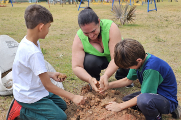 Foto - Plantio de Árvores  (Dia da Árvore | Escola Antonio Ferreira)