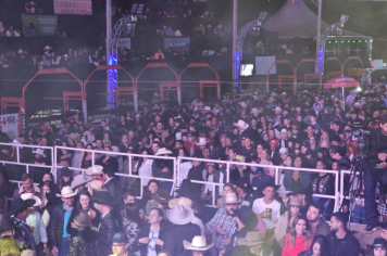 Foto - Tradição e fé embalaram o segundo dia do rodeio