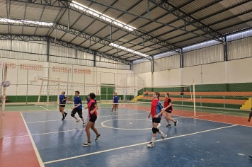 Foto - Treino de Vôlei de Base