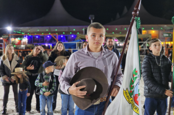 Foto - Abertura do 29º Rodeio leva emoção e espetáculo à arena!