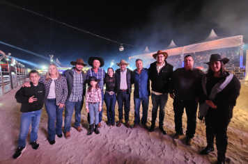 Foto - Tradição e fé embalaram o segundo dia do rodeio