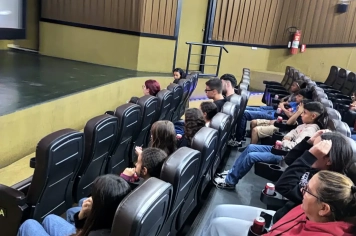 Foto relacionada - CRAS leva crianças e adolescentes para momento especial de cinema