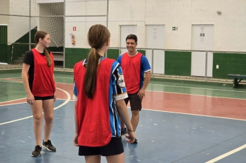 Foto - Treino de Vôlei de Base