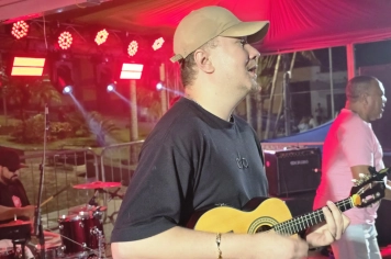 Foto relacionada - Carnaval de Albertina encerra com Festa Neon, caminhão pipa e Sambamore na praça