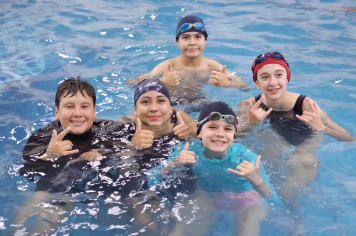 Foto relacionada - EDUCAÇÃO E SAÚDE UNIDAS EM UM MESMO PROPÓSITO: NATAÇÃO INFANTIL PROMOVE DESENVOLVIMENTO, SAÚDE E QUALIDADE DE VIDA EM ALBERTINA