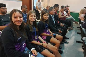 Foto - Time de Futsal Feminino de Albertina Recebe Honraria na Câmara Municipal