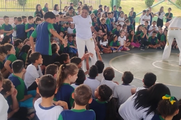 Foto relacionada - Capoeira leva cultura, movimento e consciência para estudantes de Albertina