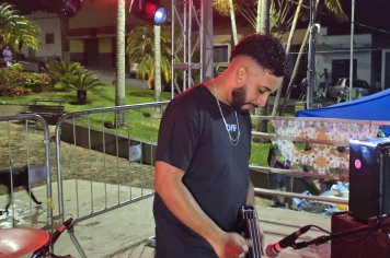 Foto relacionada - Carnaval de Albertina encerra com Festa Neon, caminhão pipa e Sambamore na praça