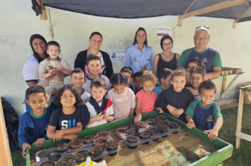Foto - Plantio de Sementes (Dia da Árvore | Pré-Escola M. Luzia Sanches Diniz)
