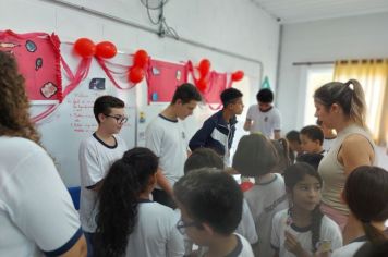 Foto - Feira de Conhecimento: Escola Municipal Antônio Ferreira