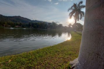 Foto - O Encanto do Pôr do Sol no Lago Municipal de Albertina