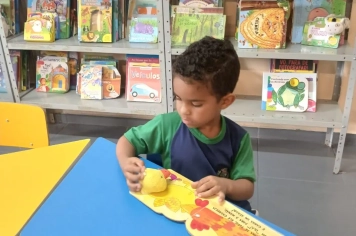 Foto relacionada - Turma do Pré II embarca em viagem pela leitura e transforma a biblioteca em mundo inteiro