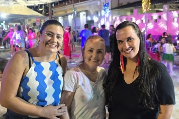 Foto relacionada - Carnaval de Albertina encerra com Festa Neon, caminhão pipa e Sambamore na praça