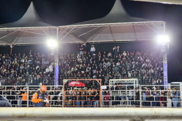 Foto - Abertura do 29º Rodeio leva emoção e espetáculo à arena!