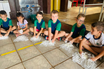 Foto - Mãos que criam: alunos da Creche e da Pré-Escola se divertem com massinhas coloridas