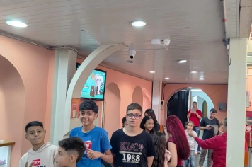 Foto relacionada - CRAS leva crianças e adolescentes para momento especial de cinema