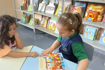 Foto relacionada - Turma do Pré II embarca em viagem pela leitura e transforma a biblioteca em mundo inteiro