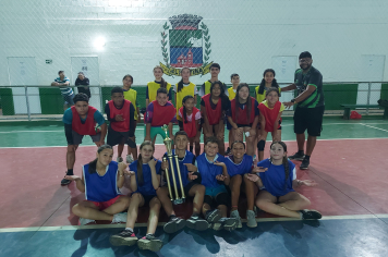 Foto relacionada - Esporte que Forma, Une e Transforma: Treino de Vôlei Movimenta o Poliesportivo em Albertina