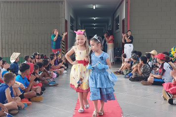 Foto - Dia de Fantasia na Escola Municipal Antônio Ferreira