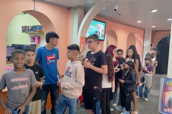 Foto relacionada - CRAS leva crianças e adolescentes para momento especial de cinema