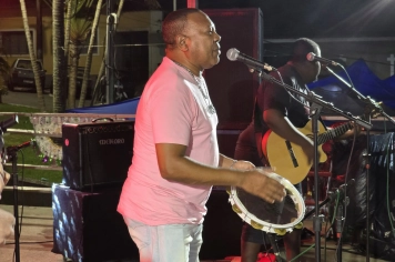 Foto relacionada - Carnaval de Albertina encerra com Festa Neon, caminhão pipa e Sambamore na praça