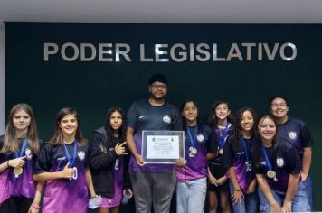 Foto - Time de Futsal Feminino de Albertina Recebe Honraria na Câmara Municipal