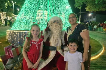 Foto relacionada - Albertina de Luz: primeira noite do Festival Natal de Luz enche a praça de emoção e esperança